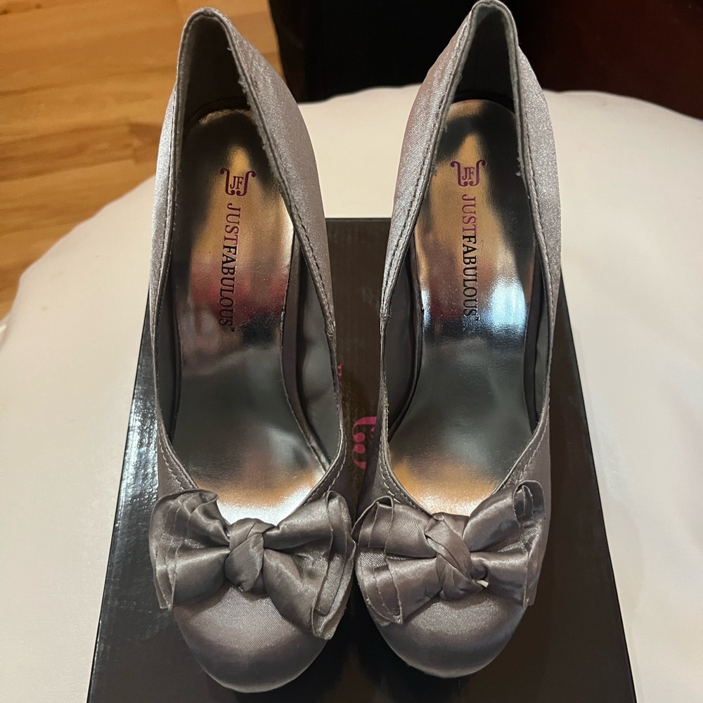 Never worn, Just Fab Gardenia platform heels. Silver/gray satin with bow.